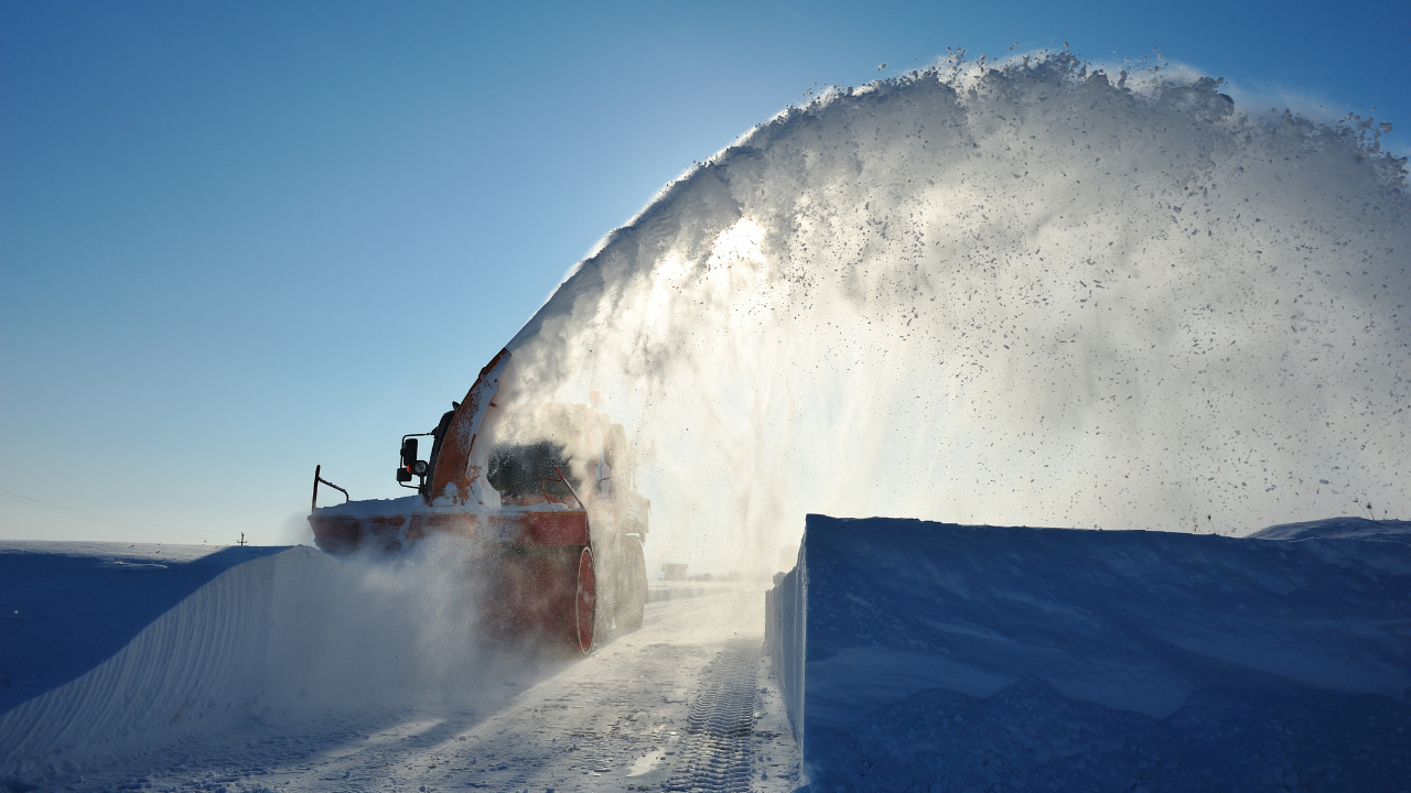 528 снегопочистващи машини обработват пътните настилки в районите със снеговалеж,
