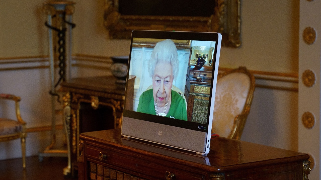 Британската кралица Елизабет Втора даде две виртуални аудиенции, след като