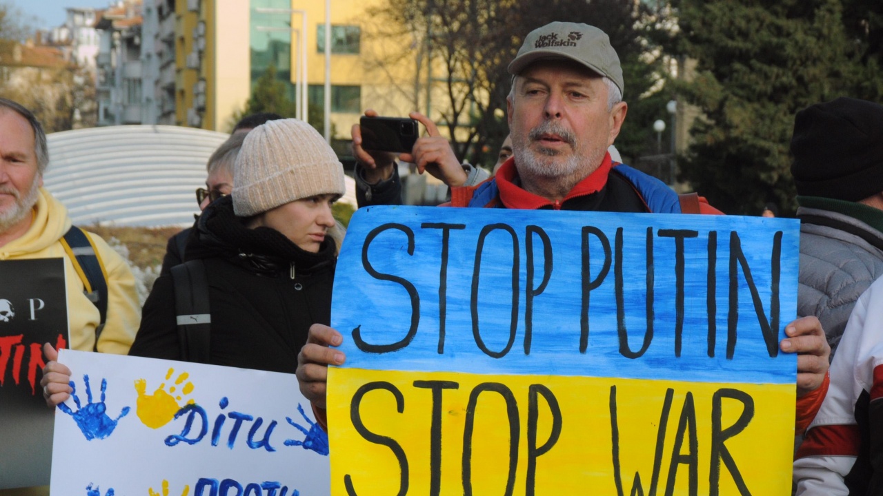 Мирно шествие-протест срещу войната в Украйна се проведе днес в