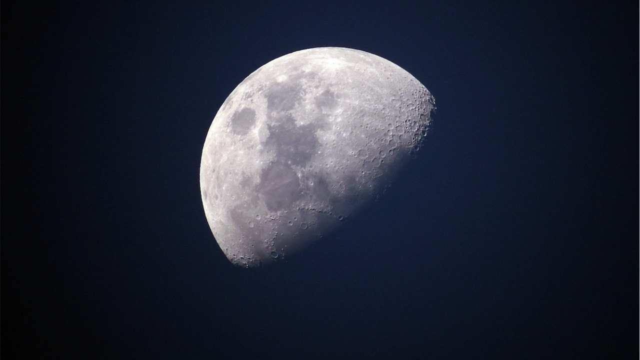 Луната е пред сблъсък с космически отпадък, летящ с 9300 км/ч