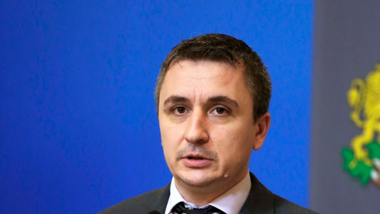 Министър Николов коментира паниката около горивата и компенсациите към бизнеса за тока