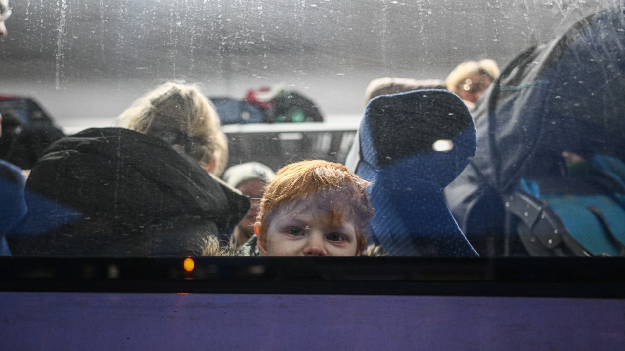 Над 200 украински деца, евакуирани от сиропиталище в зона на
