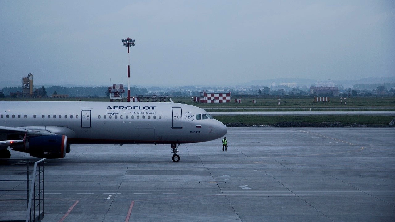Руската авиокомпания   Аерофлот обяви че от днес спира всички полети за