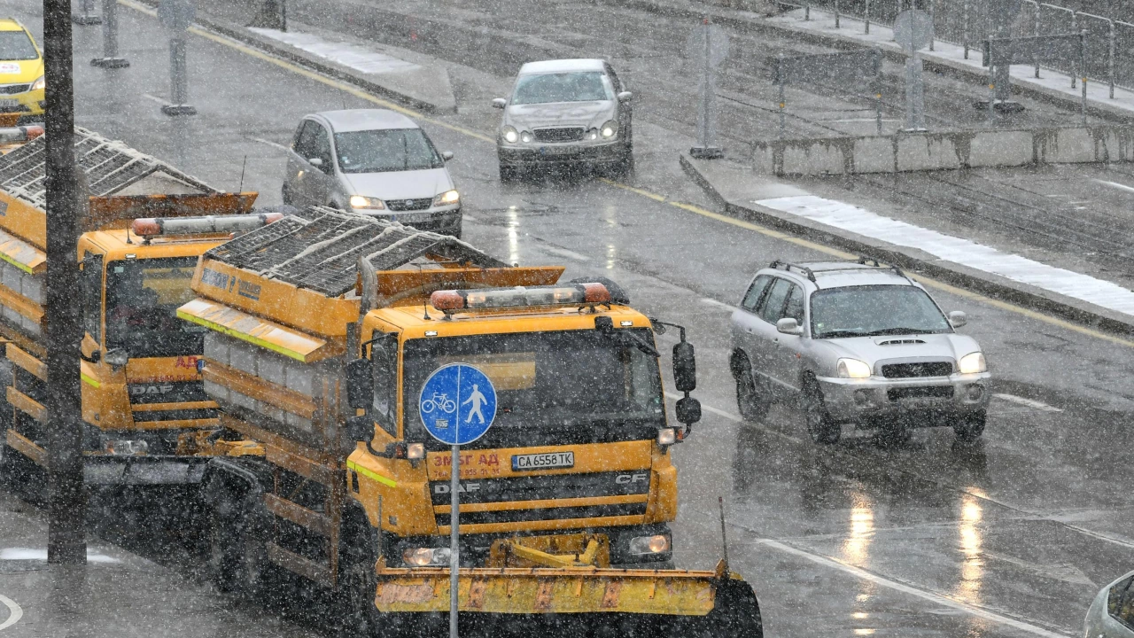 899 снегопочистващи машини обработват пътните настилки в районите със снеговалеж