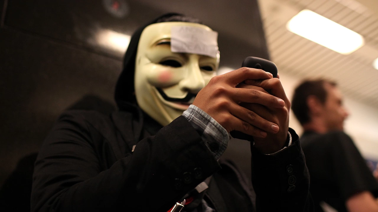 Хакерската група Анонимните пое отговорност за кибератака парализирала сайтовете на