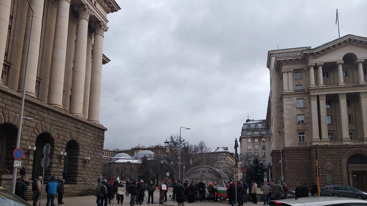 Десетки протестиращи се събраха пред сградата на Министерски съвет с