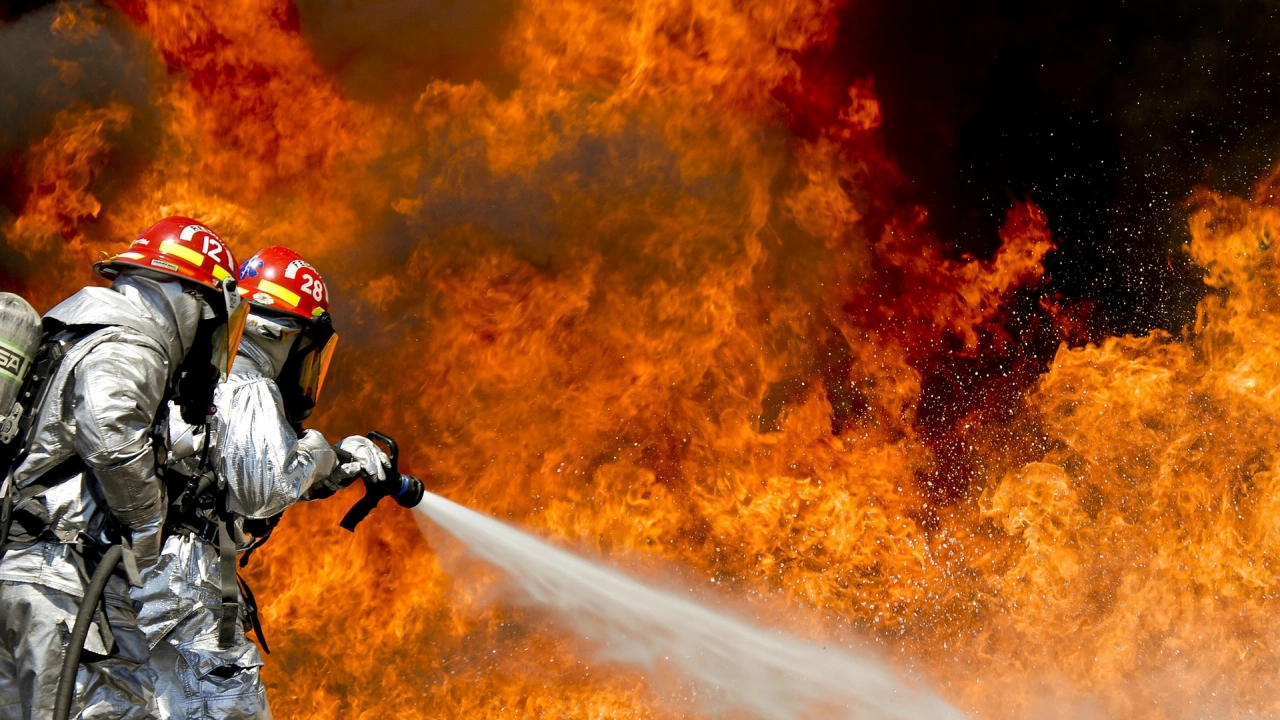 С опасност за живота е 83 годишна жена след пожар в