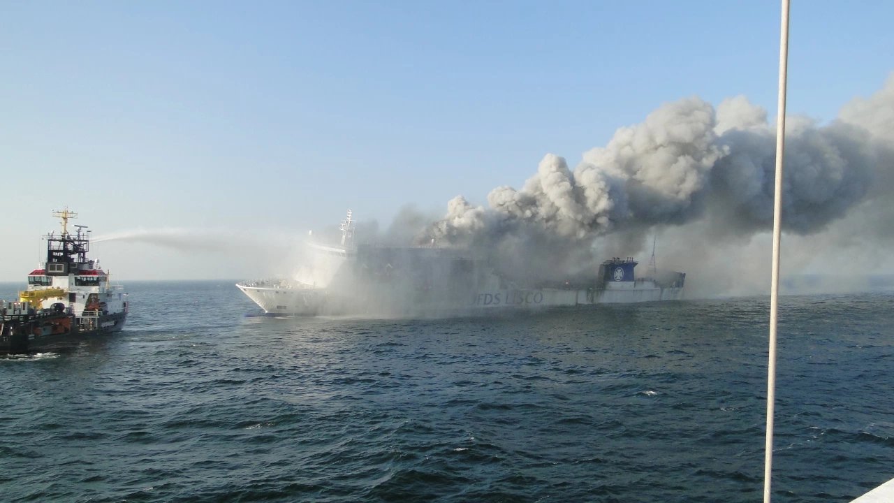Продължава операцията по потушаването на пожара на ферибота Юрофери Олимпия