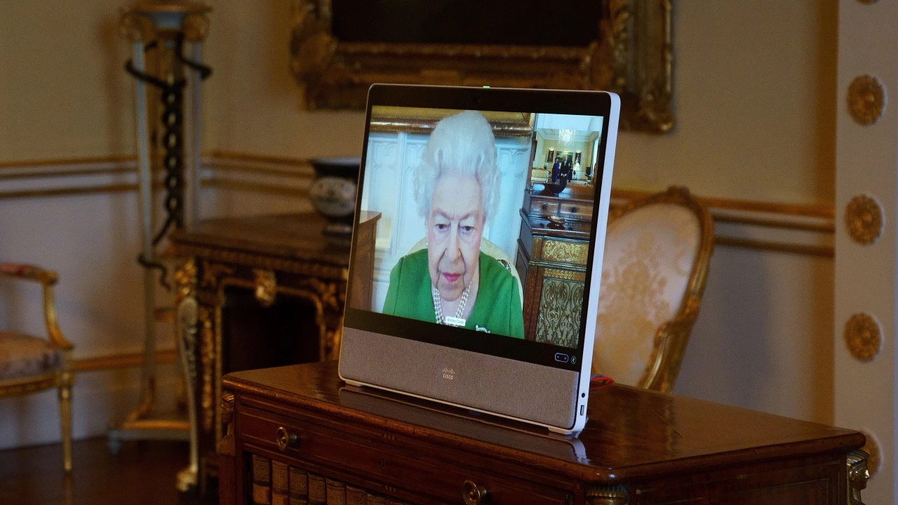 Британската кралица Елизабет Втора даде две виртуални аудиенции след като