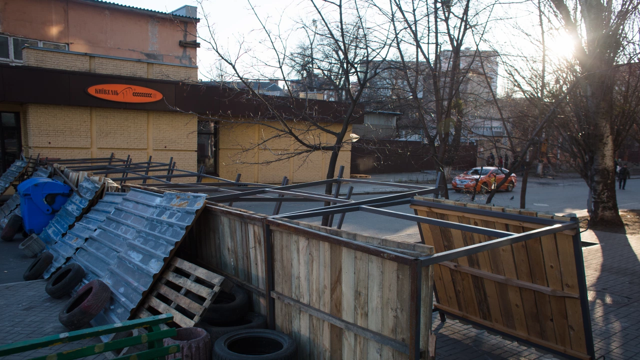 Спасителна операция в украинския град Житомир за издирването на оцелели