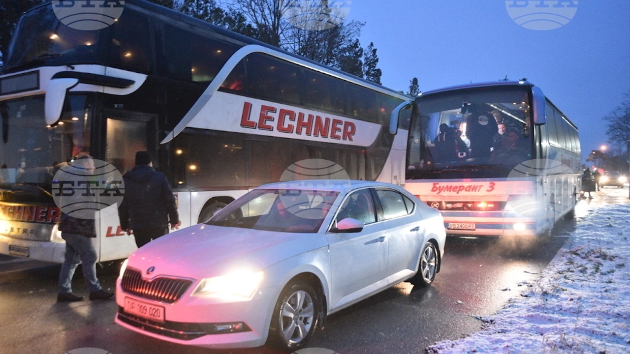 Автобусите с евакуираните от Киев българи преминаха през контролно пропускателния пункт