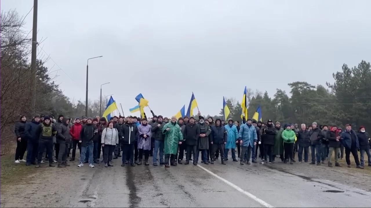 Стотици работници и местни хора блокираха пътя за достъп до