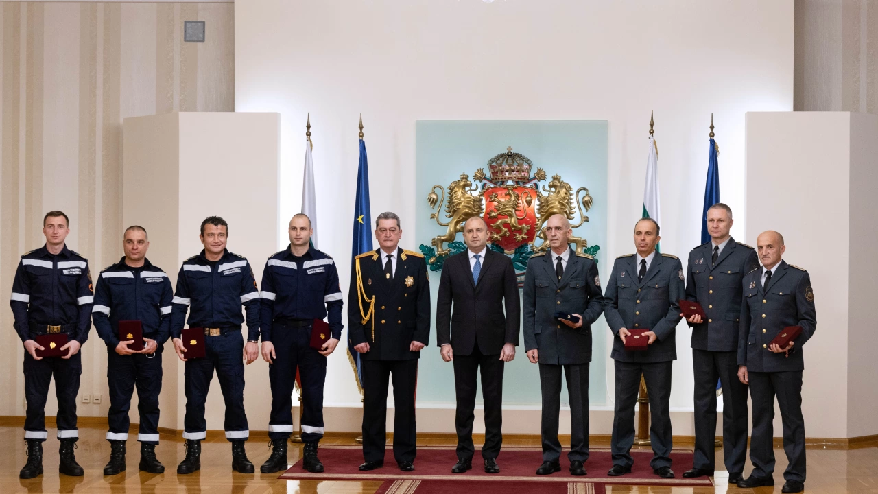 На церемония в Гербовата зала президентът удостои с държавни отличия