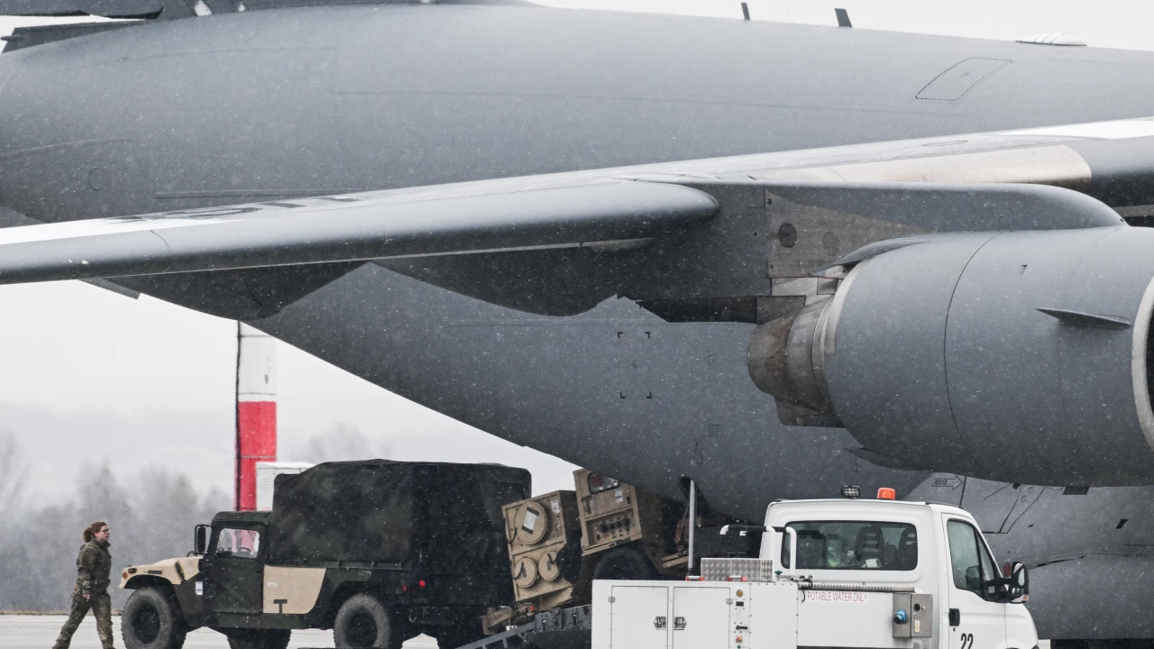 Производителите на самолети Boeing и Airbus спряха доставките на части