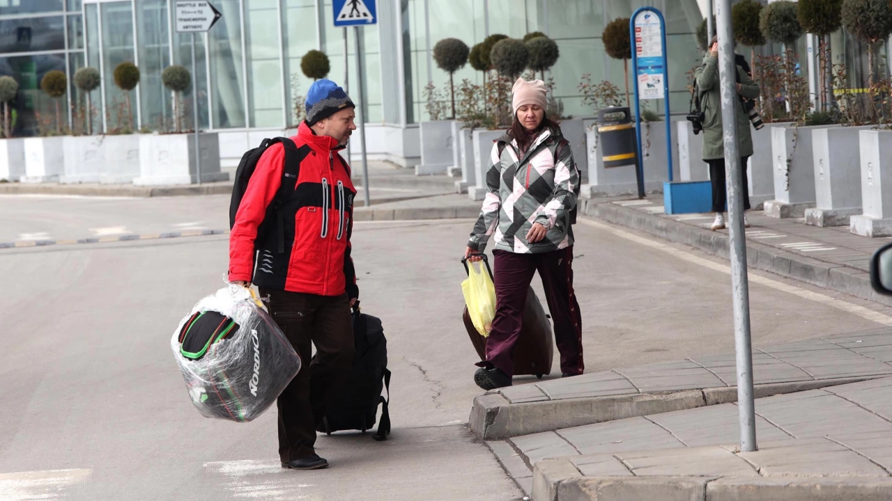 Руски граждани напуснаха България с хуманитарен полет
Всичко по темата Руската инвазия