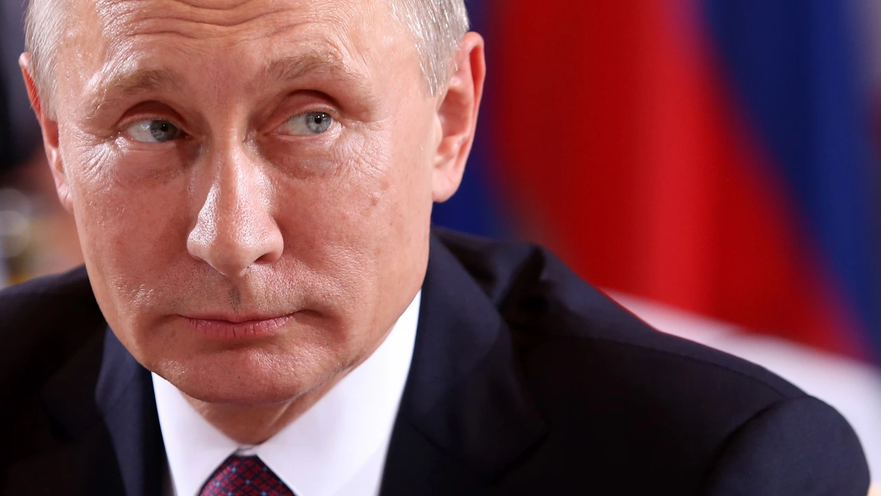 Владимир Путин изглежда като самотната и единствена фигура която води
