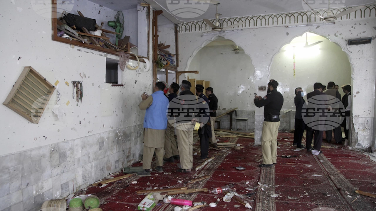 Двама атентатори камикадзе се самовзривиха днес в шиитска джамия в