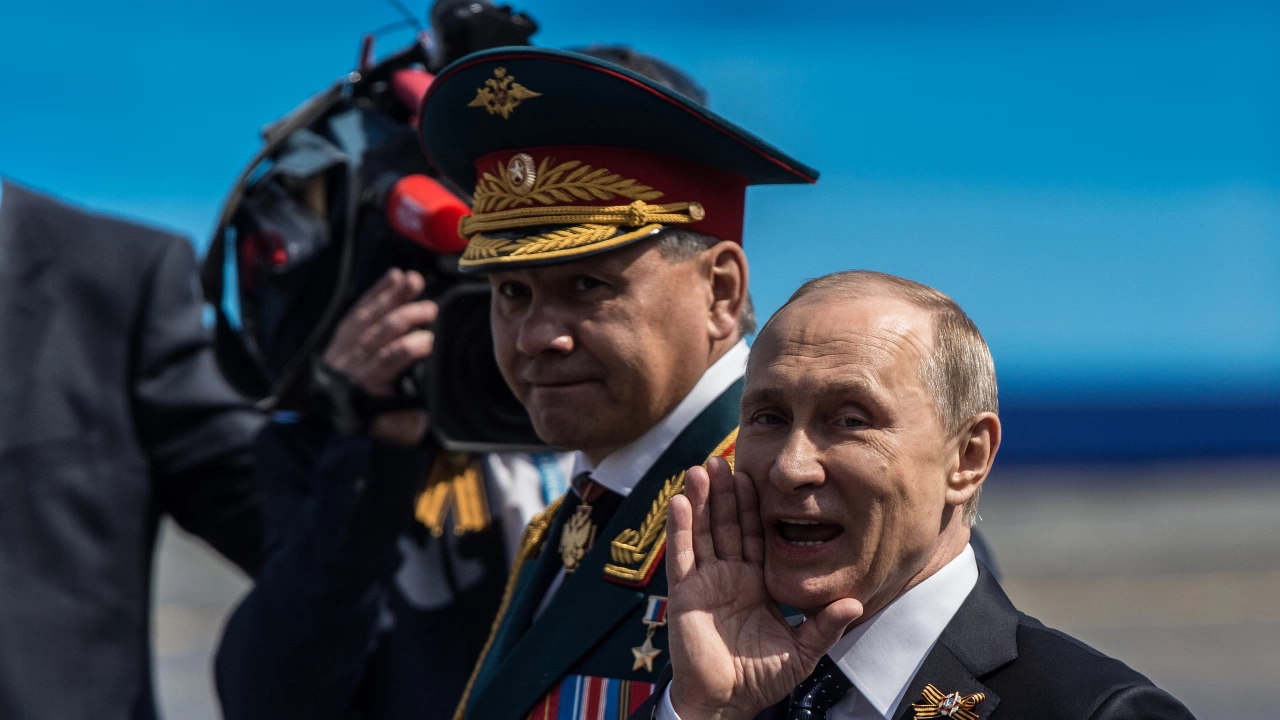 Руският министър на отбраната Сергей Шойгу разговаря по телефона с