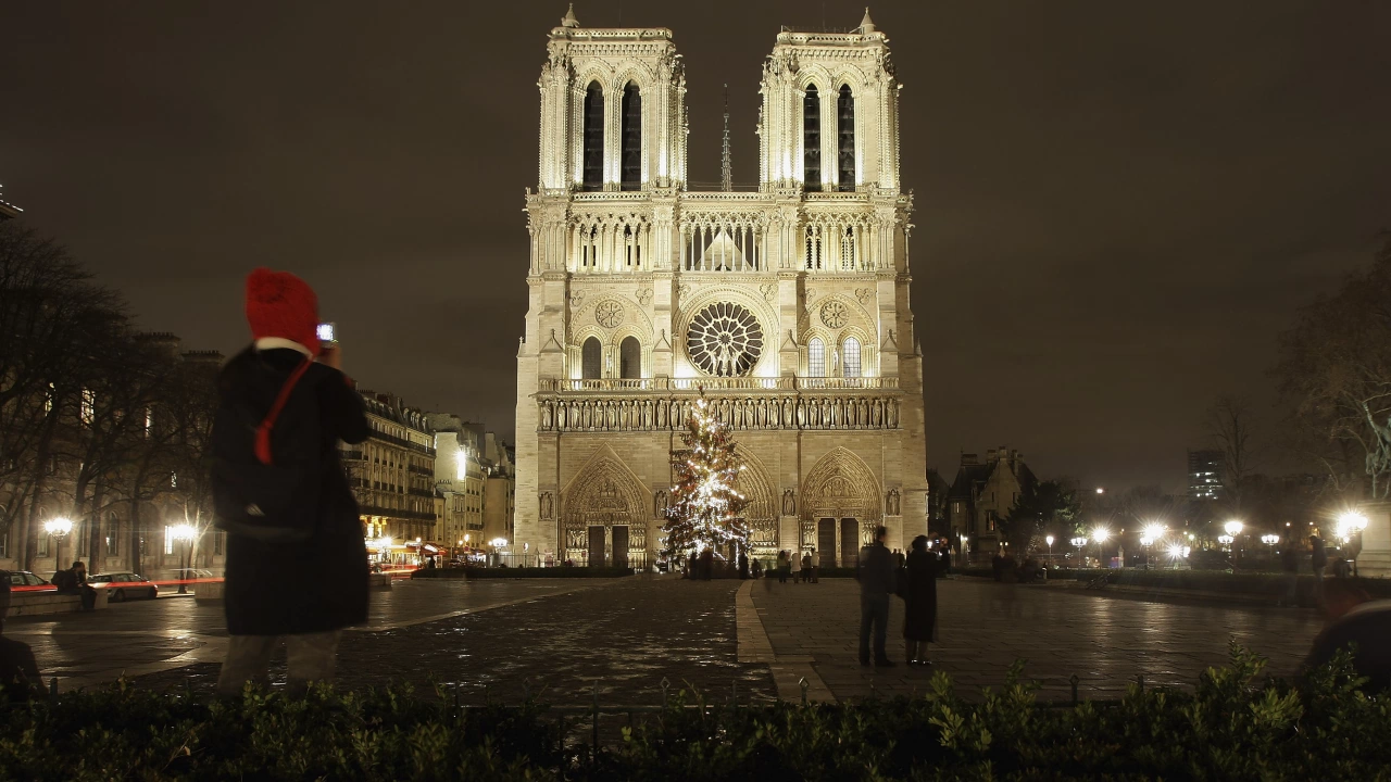 Камбаните на катедралата  Нотр Дам прокънтяха в Париж с призив за
