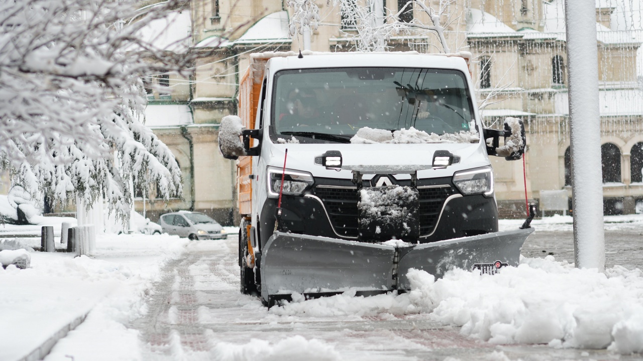 960 снегопочистващи машини обработват пътните настилки в районите със снеговалеж,