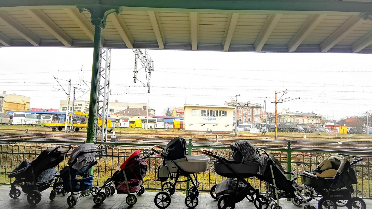 Кадър с оставени бебешки колички за украински майки трогна стотици