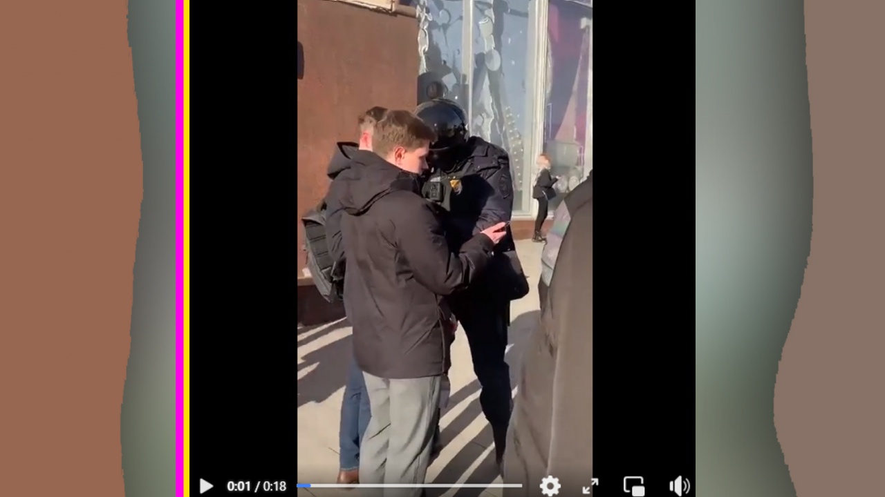 На видео, записано в Москва, се вижда как руски полицаи,