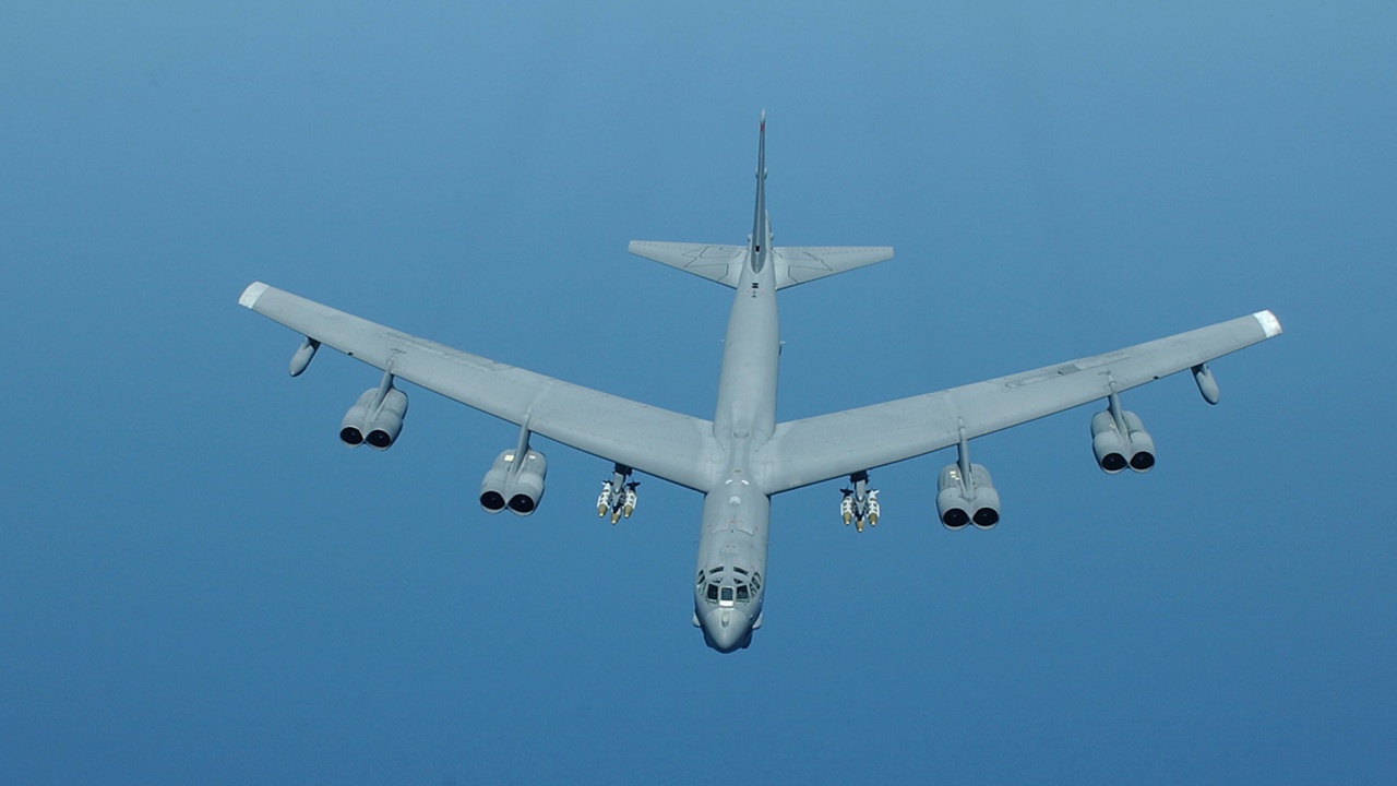 Два американски стратегически бомбардировача B-52 Стратофортрес“ са направили обиколка на