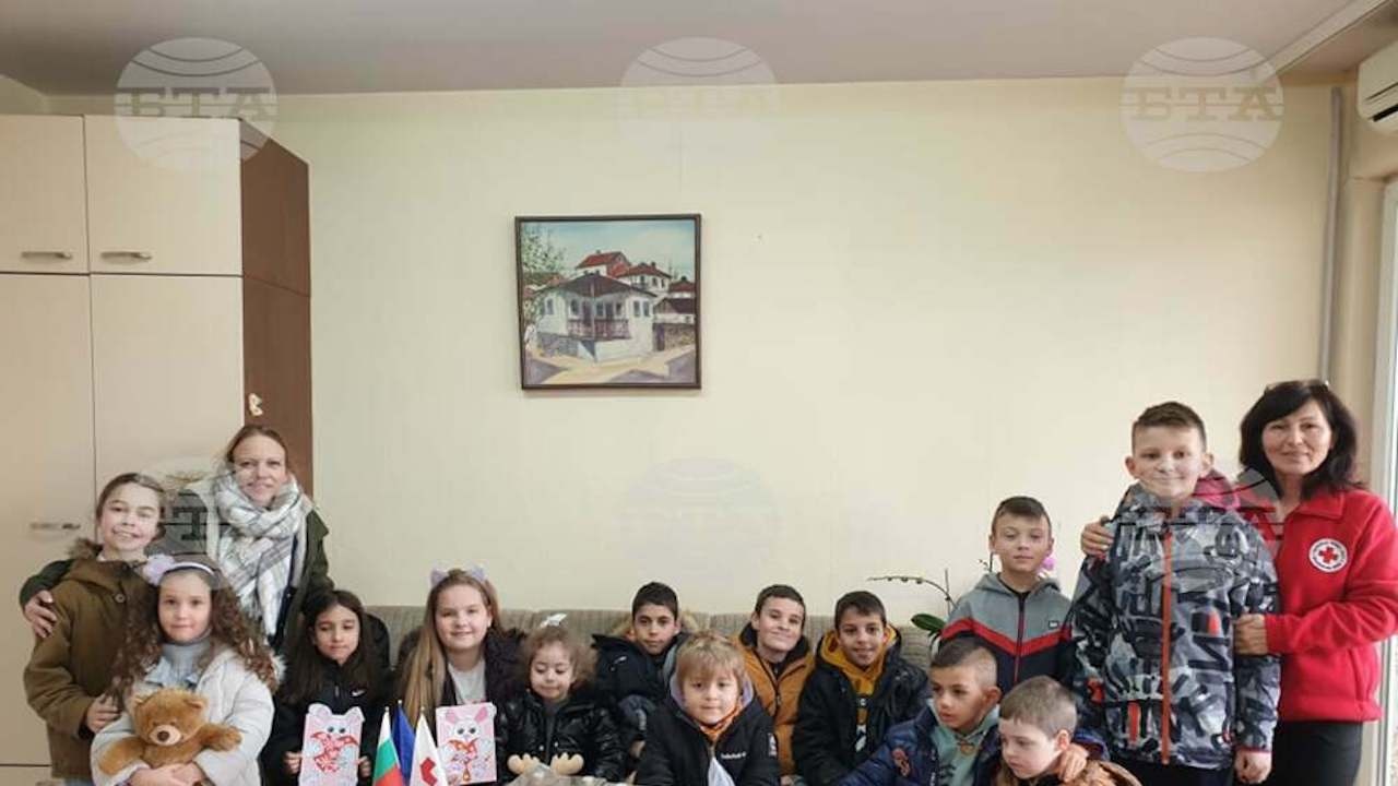 Родители и деца от Велико Търново дариха над 2650 лева за Украйна