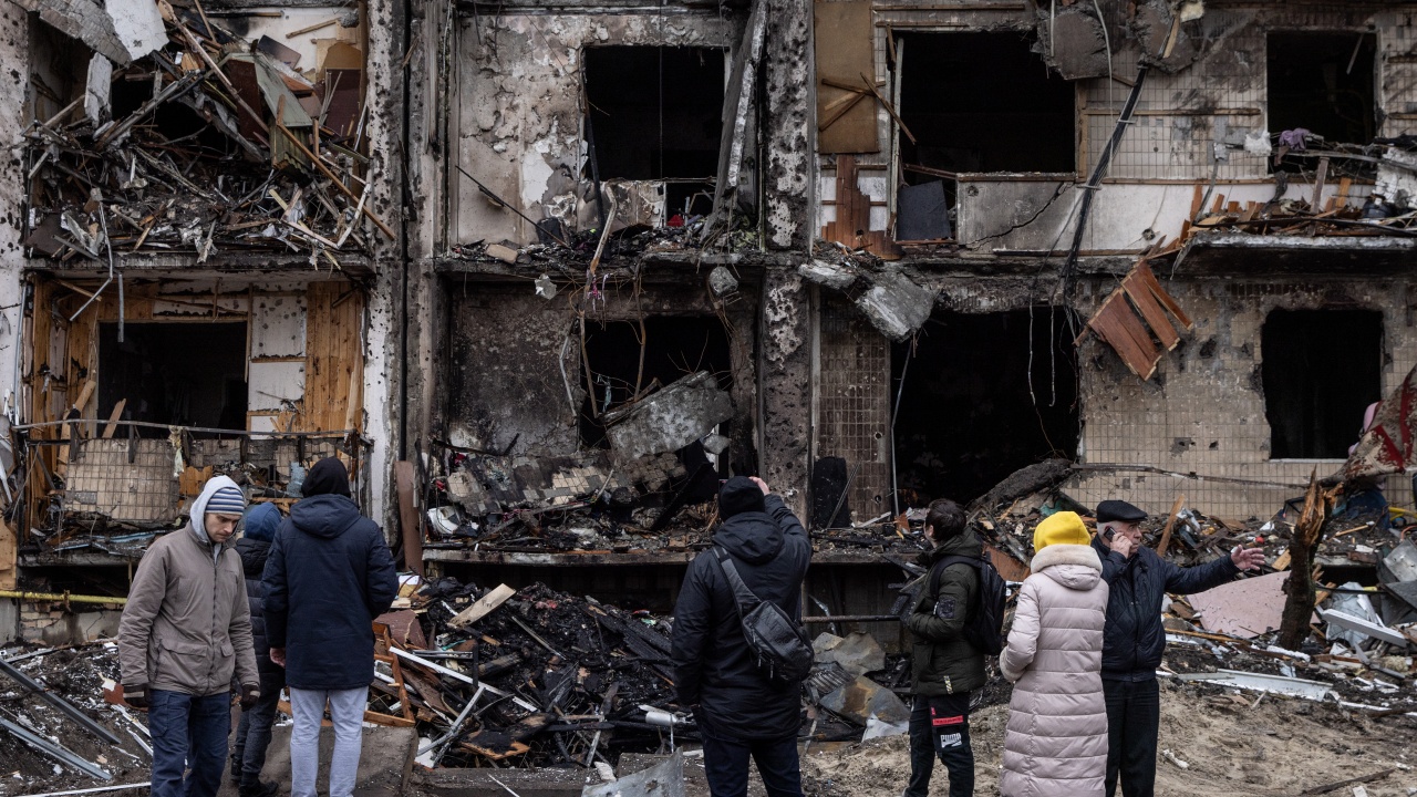 По време на въздушен удар над украинския град Харков, един