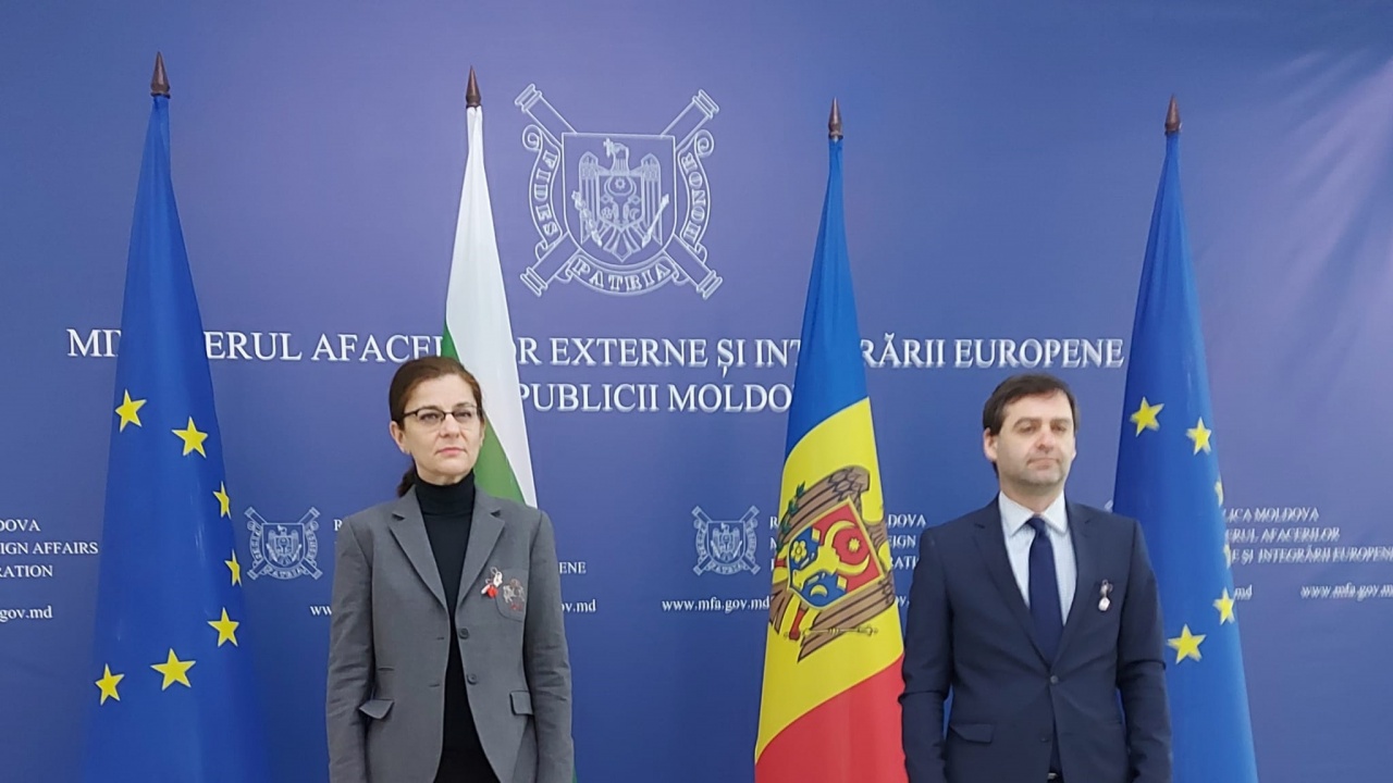 Министър Генчовска: България може да помогне на Молдова в бежанската криза