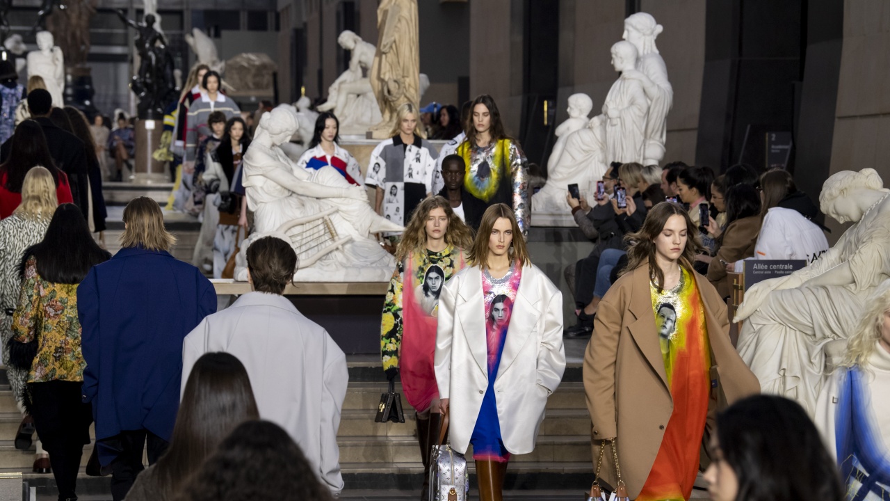 "Луи Вюитон" показа мода за жените с младежки дух в музея "Орсе" в Париж