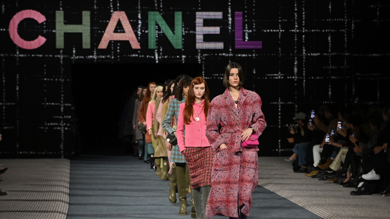 "Шанел" представи облекла от туид на Парижката седмица на модата