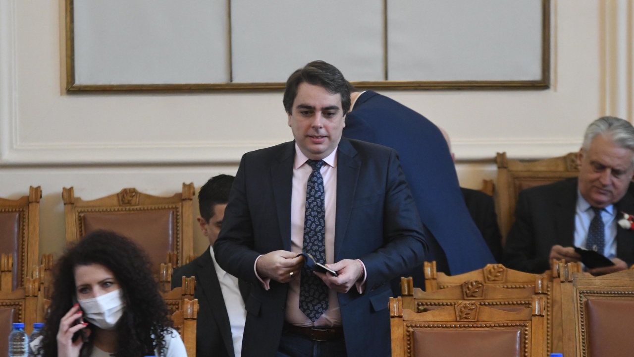 В Народното събрание изслушват Асен Василев