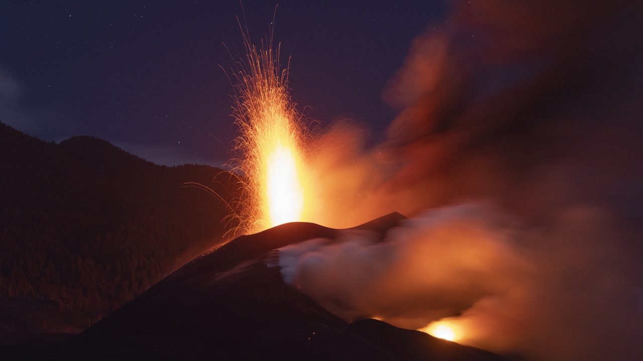 Вулканът Мерапи в Индонезия изригна на няколко пъти