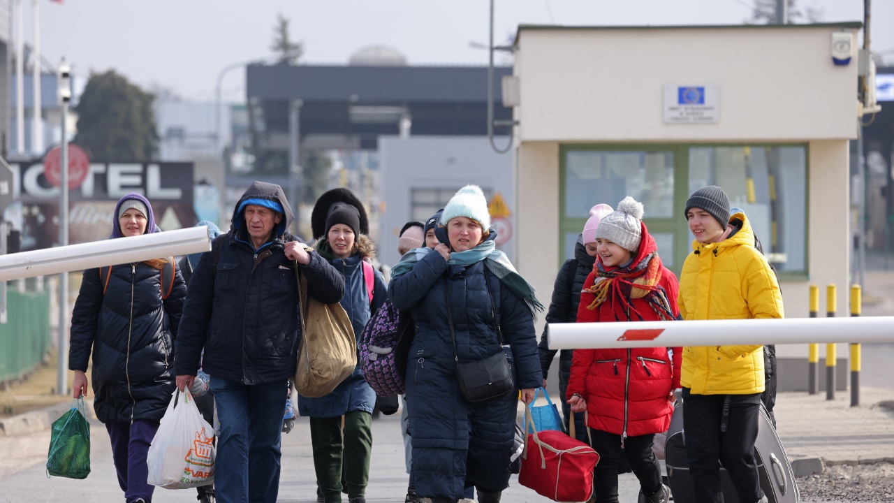 Великобритания: От вторник украинските бежанци могат да кандидатстват онлайн за виза