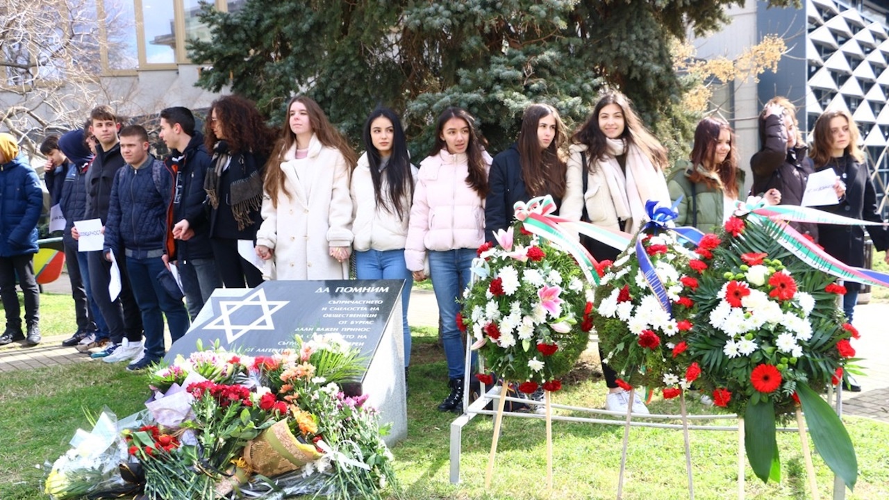 С жива верига Бургас каза „не на войната” и се поклони пред спасителите на българските евреи