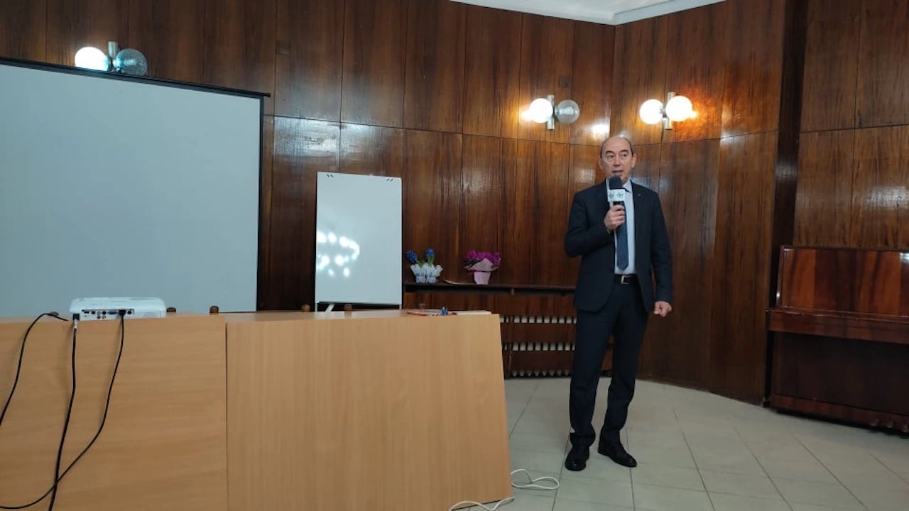 Заместник кметът по хуманитарни дейности в Асеновград инженер Петър Петров поздрави