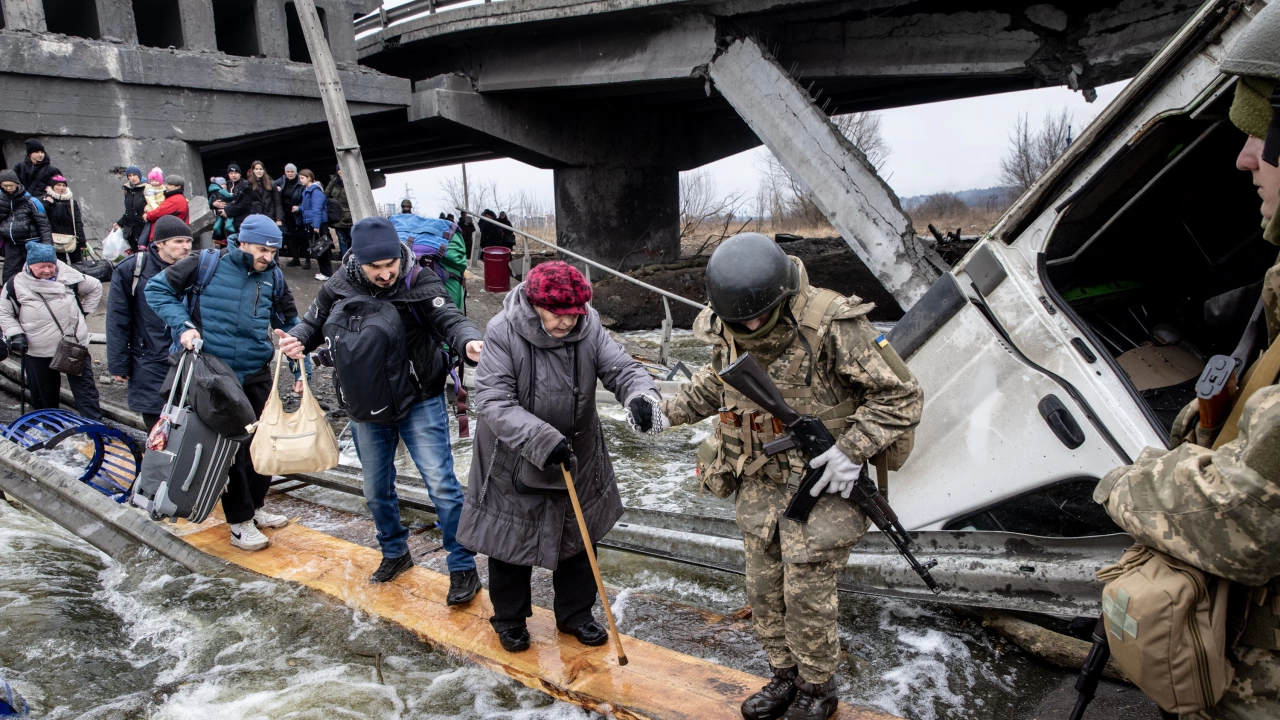 Украинските власти планират да отворят днес три евакуационни коридора от