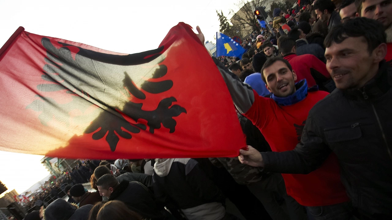 Хиляди албанци се събраха на антиправителствени демонстрации днес за да