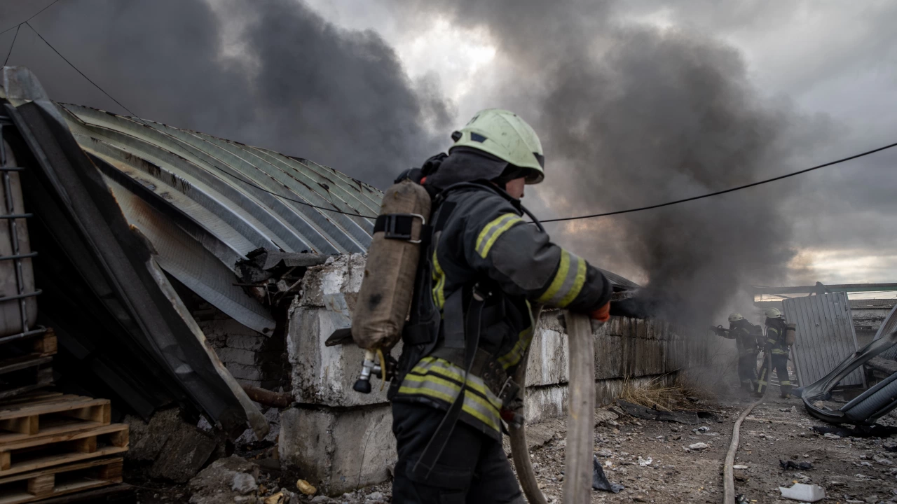 Девет души са били убити при руски бомбардировки в украинския