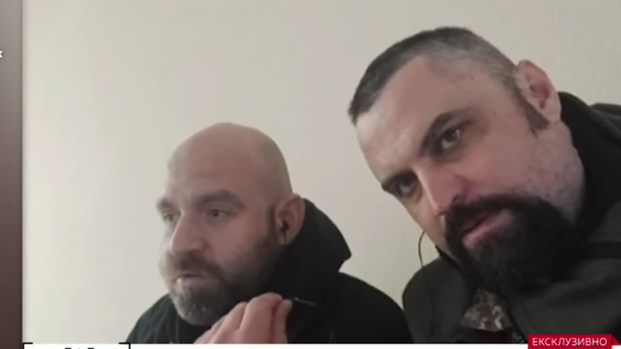 Павел и Юрий са журналисти които грабнаха автоматите за да