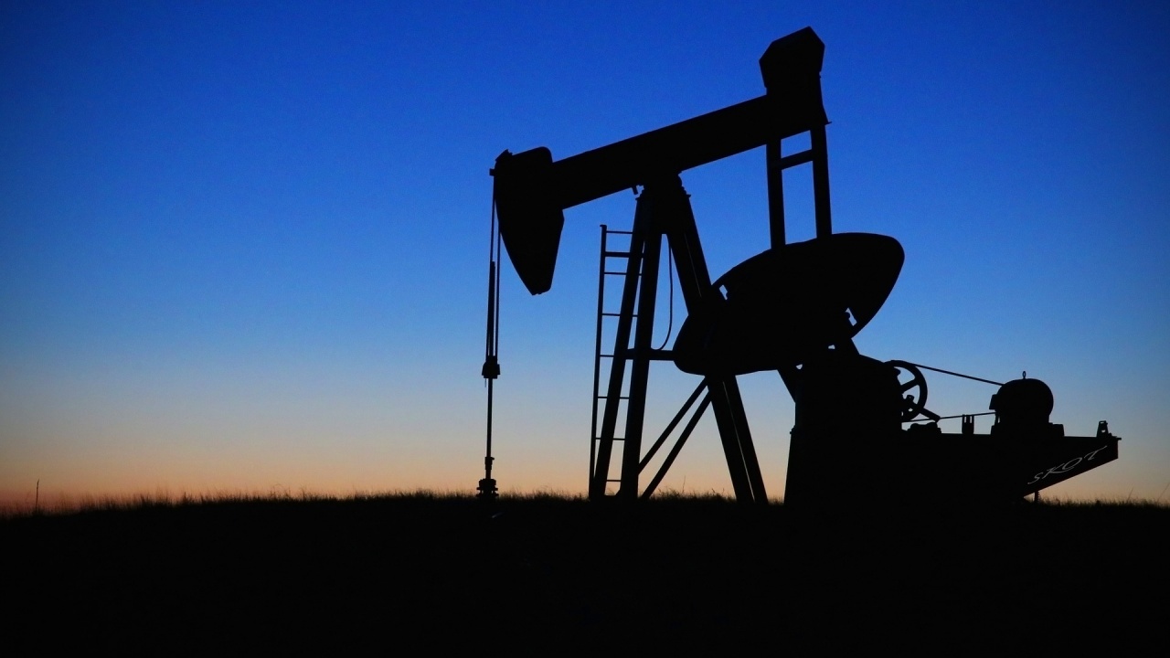 Цените на петрола на световните борси спаднаха днес с около