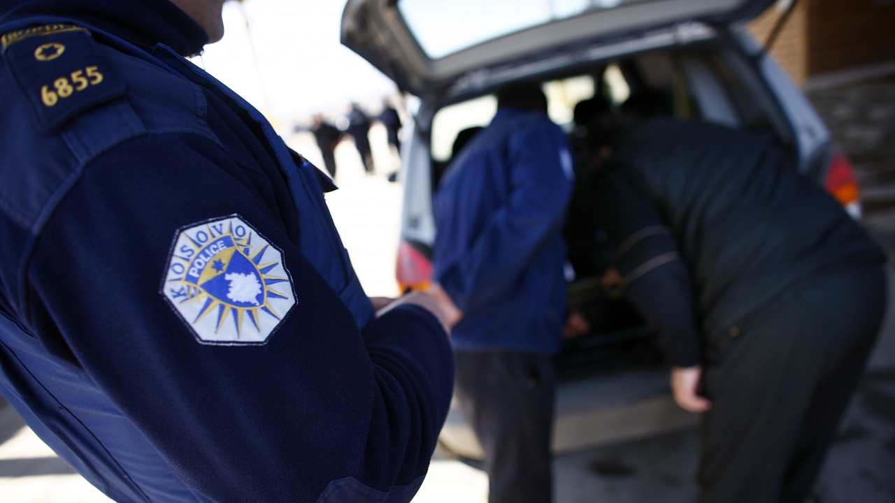 Косово арестува 50 полицаи и митничари при разследване за взимане на подкупи