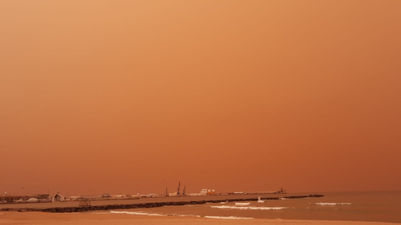 Небето над Испания стана оранжево заради пясъчна буря от Сахара