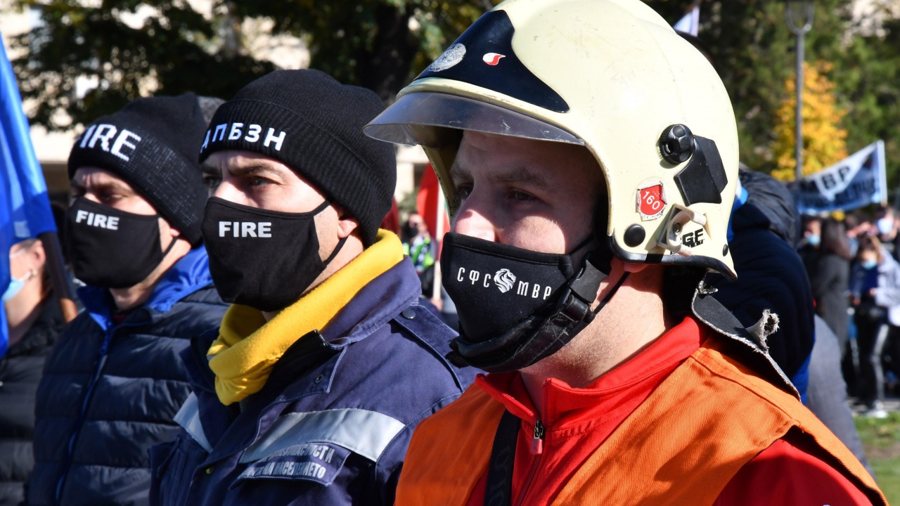 Полицаи и пожарникари протестираха в Перник