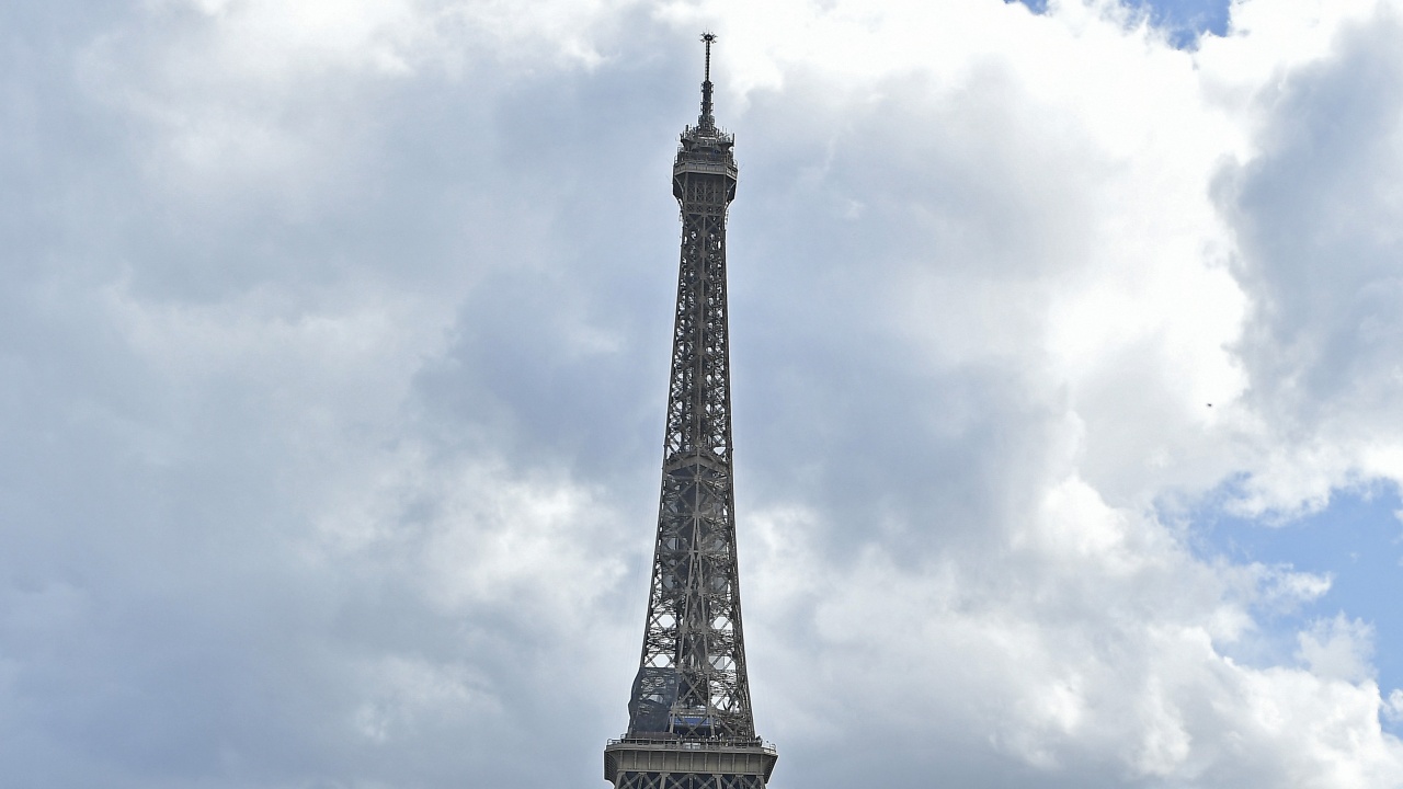 Айфеловата кула порасна с шест метра, след като нова цифрова