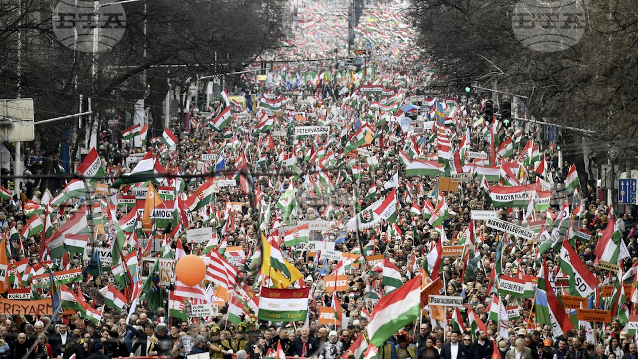 Десетки хиляди поддръжници на Виктор Орбан се събраха в Будапеща