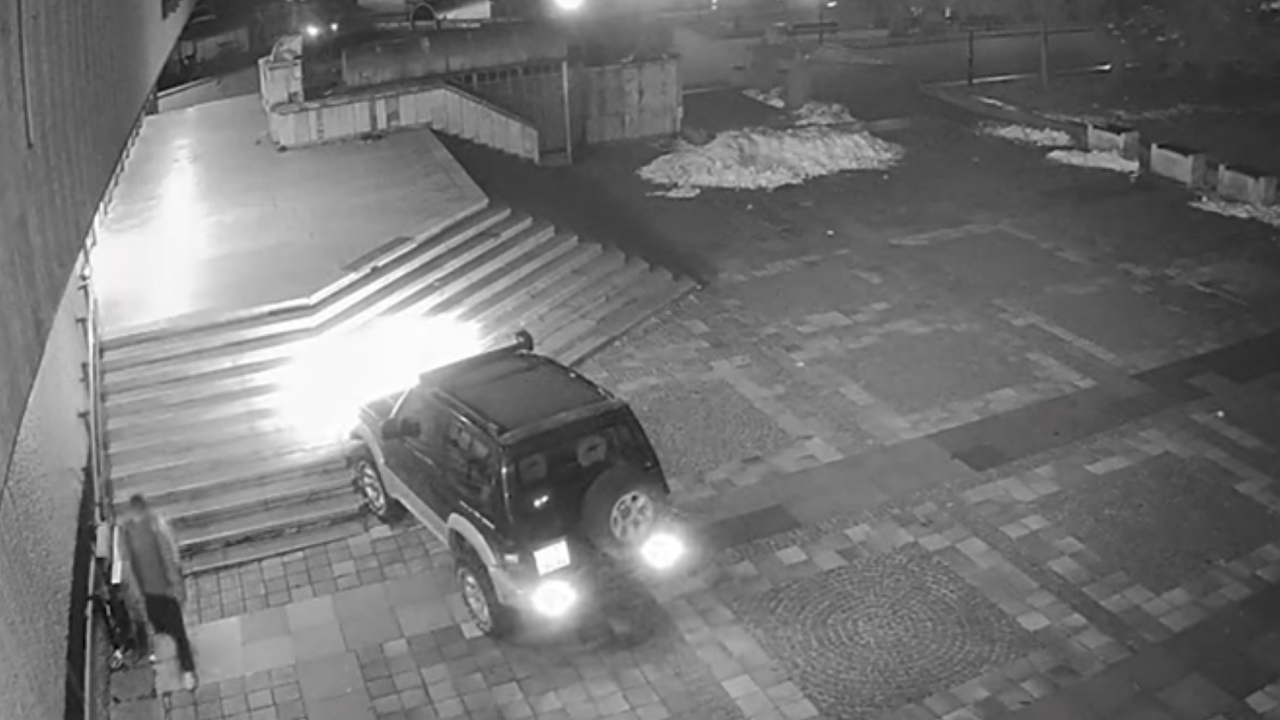 Шофьор се „разходи“ с джип в пешеходната зона на Ботевград, полицията го издирва