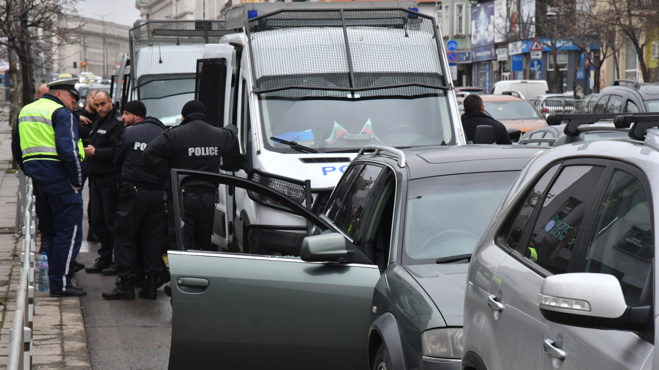 След гонка в София - кола и патрулка се удариха