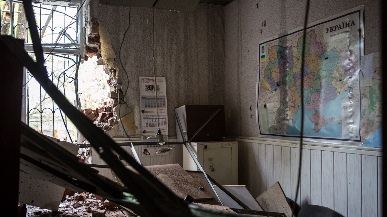 Училище по изкуства в украинския град Мариупол е било бомбардирано.